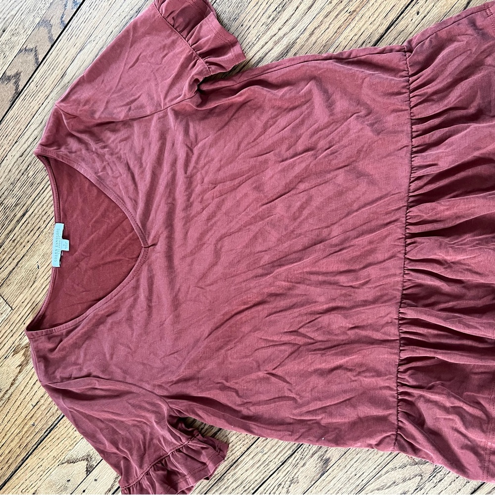 Green Envelope Short Sleeve Top in Deep Red